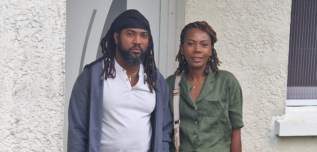 Clients Sezame devant leur maison