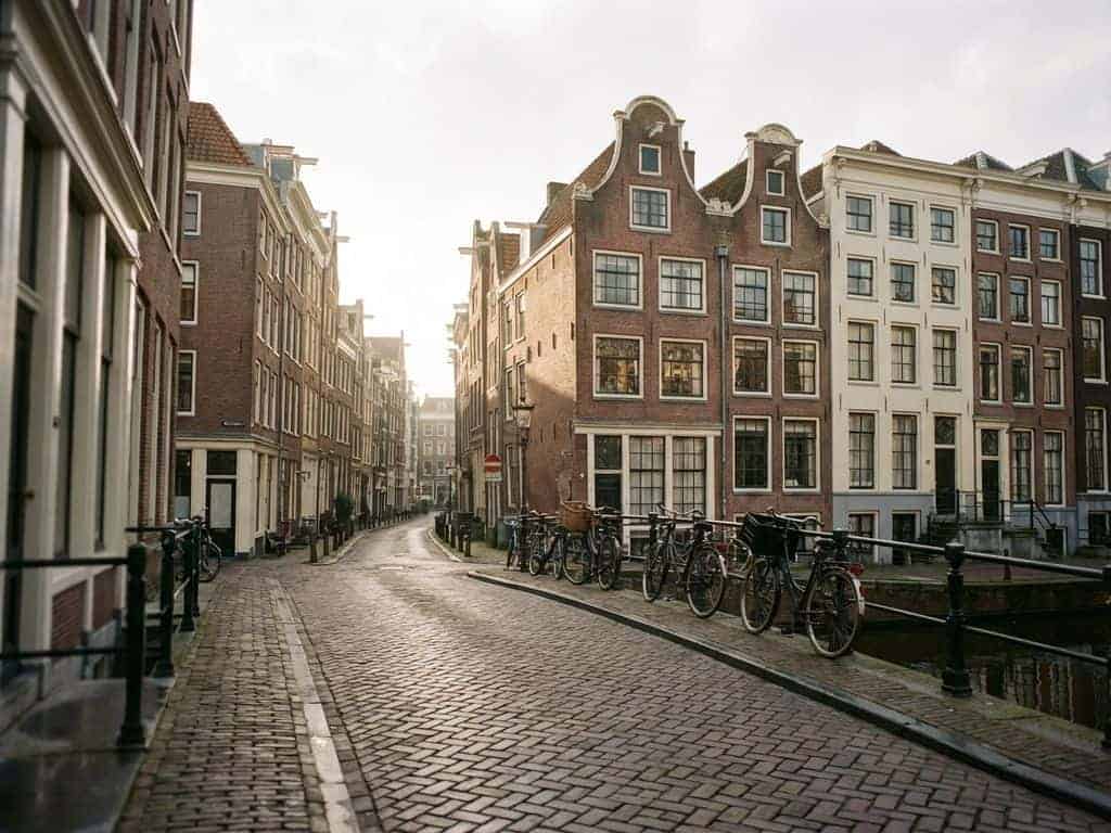 What are the main streets in Amsterdam's historic center? - Amsterdamliebe