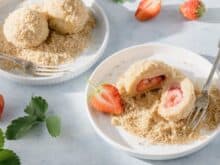 Leckere, fluffige Erdbeerknödel mit Topfenteig und vielen buttrigen Bröseln.