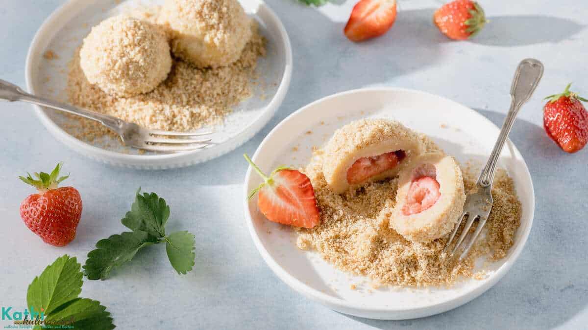 Leckere, fluffige Erdbeerknödel mit Topfenteig und vielen buttrigen Bröseln.
