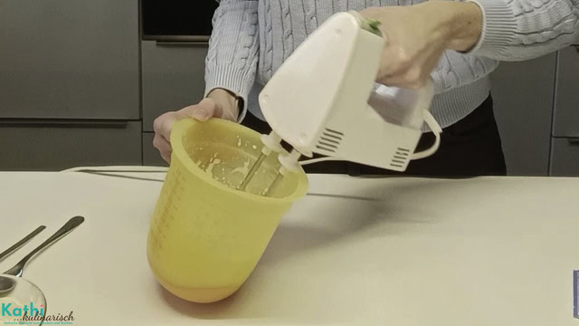 Sahne, Sahnesteif und Puderzucker werden zu einer stabilen Masse aufgeschlagen.