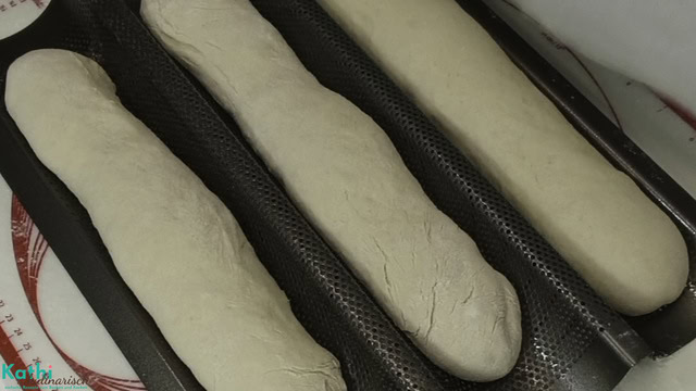 Geformte Teiglinge liegen auf dem Baguetteblech.