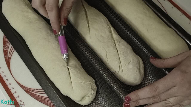 Oberfläche des Brots wird dreimal eingeschnitten.