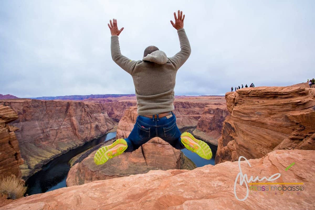 Immagine Di Persona Che Spicca Un Salto Apparentemente Nel Vuoto