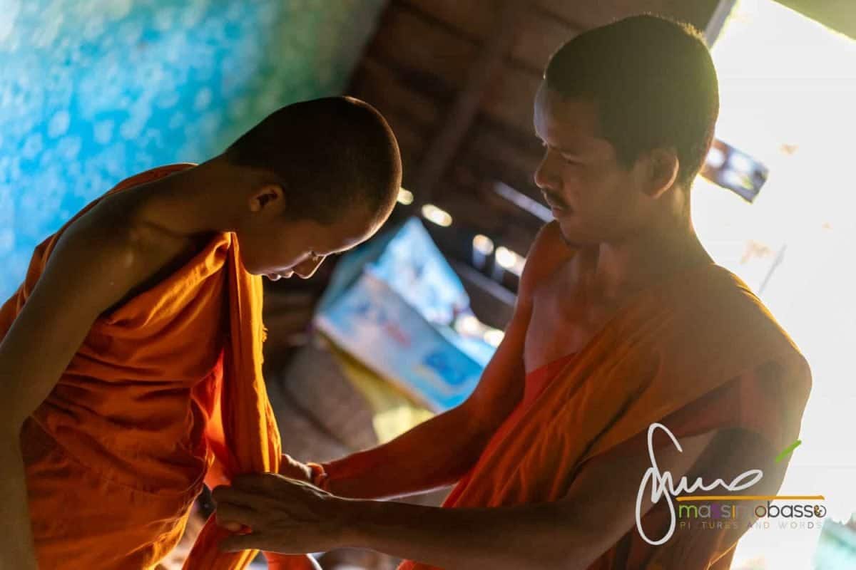 Monaci Buddisti Intenti Alla Vestizione