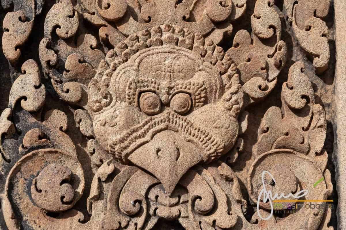 Garuda Di Su Un Portale D'ingresso A Banteay Srei