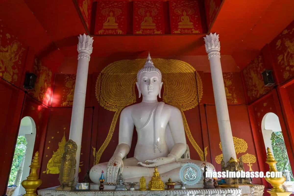 Grande Statua Del Buddha A Wat Pha Lat