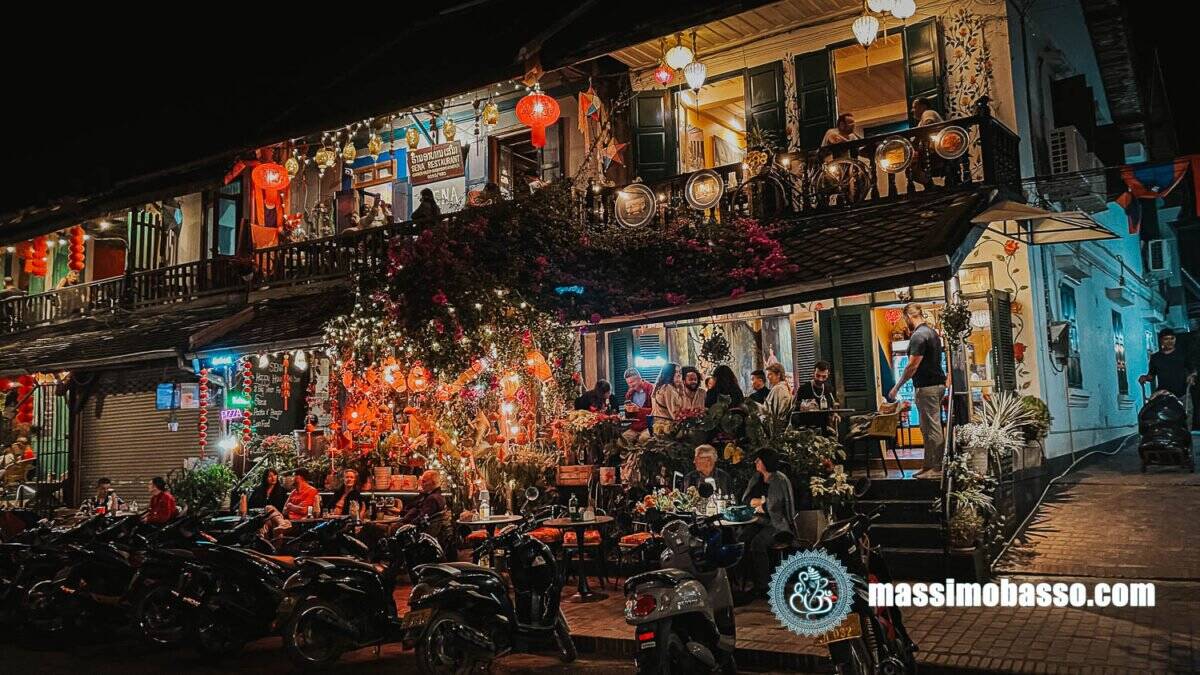 Ristorante Sulla Via Principale A Luang Prabang Manola Cafรฉ Bar Luang Prabang