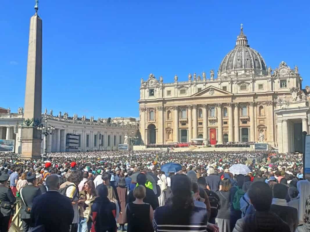 Folla Ai Funerali Di Papa Francesco