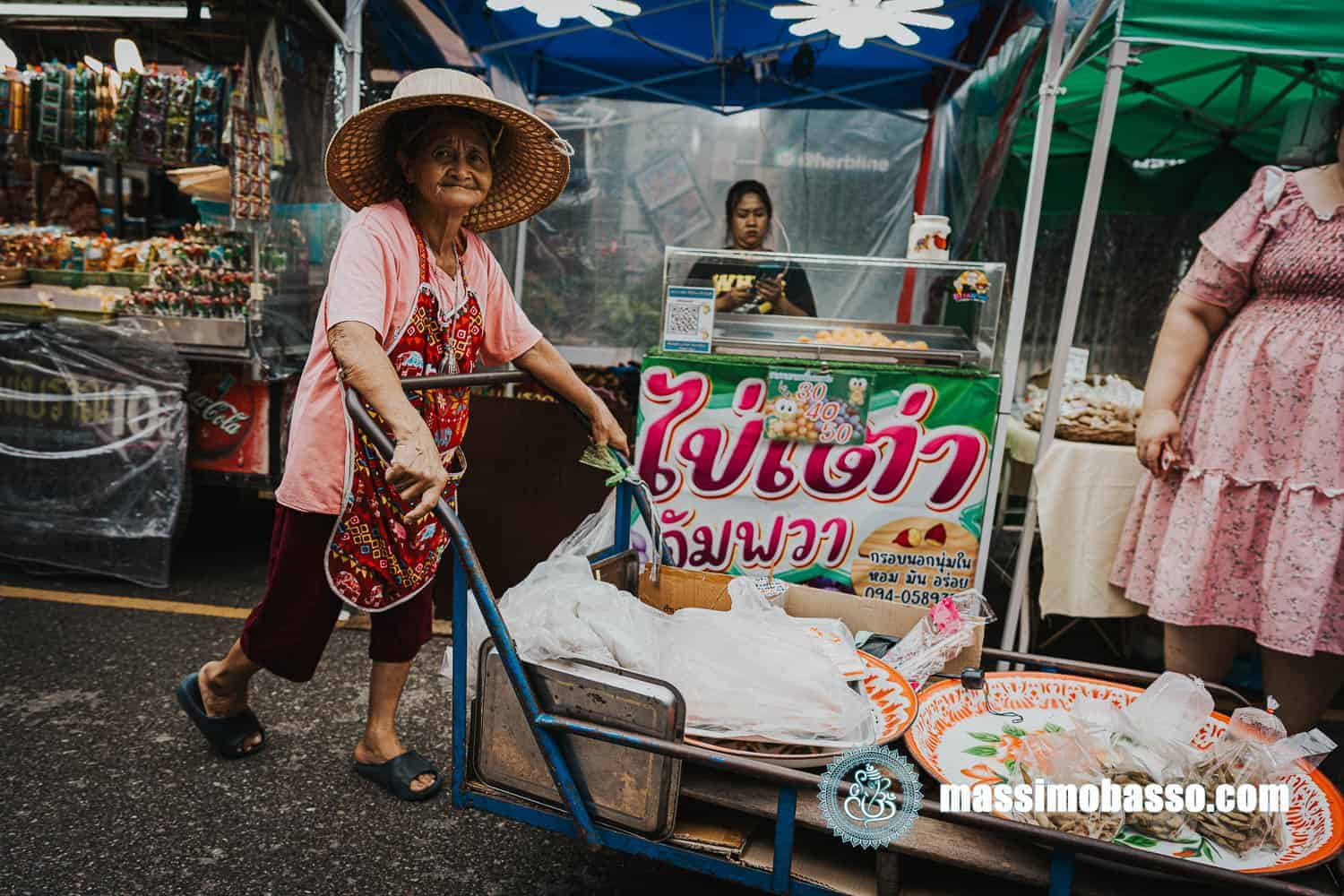 Venditrice Al Mercato Galleggiante Di Amphawa