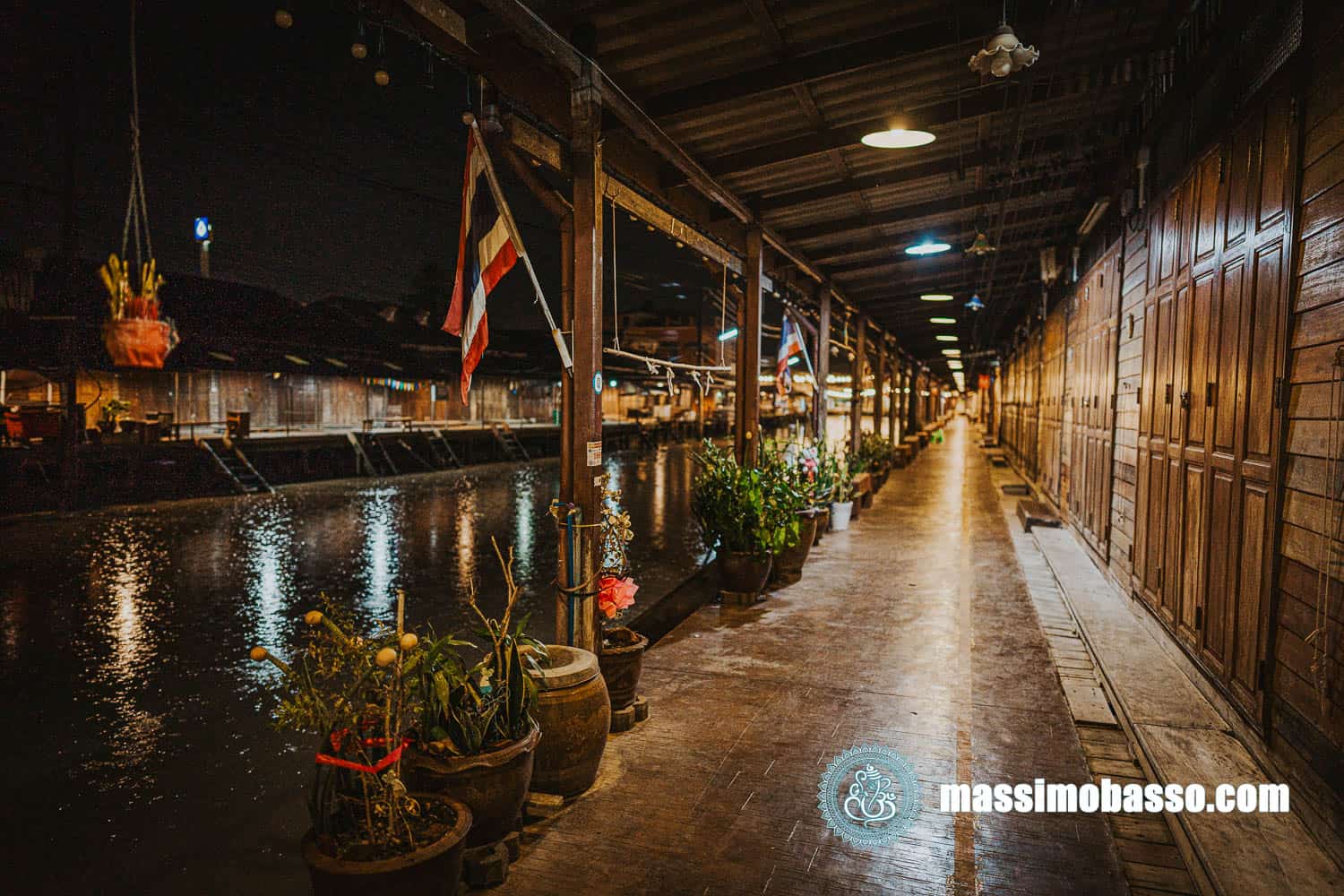 Atmosfere Serali Al Mercato Galeggiante Di Amphawa
