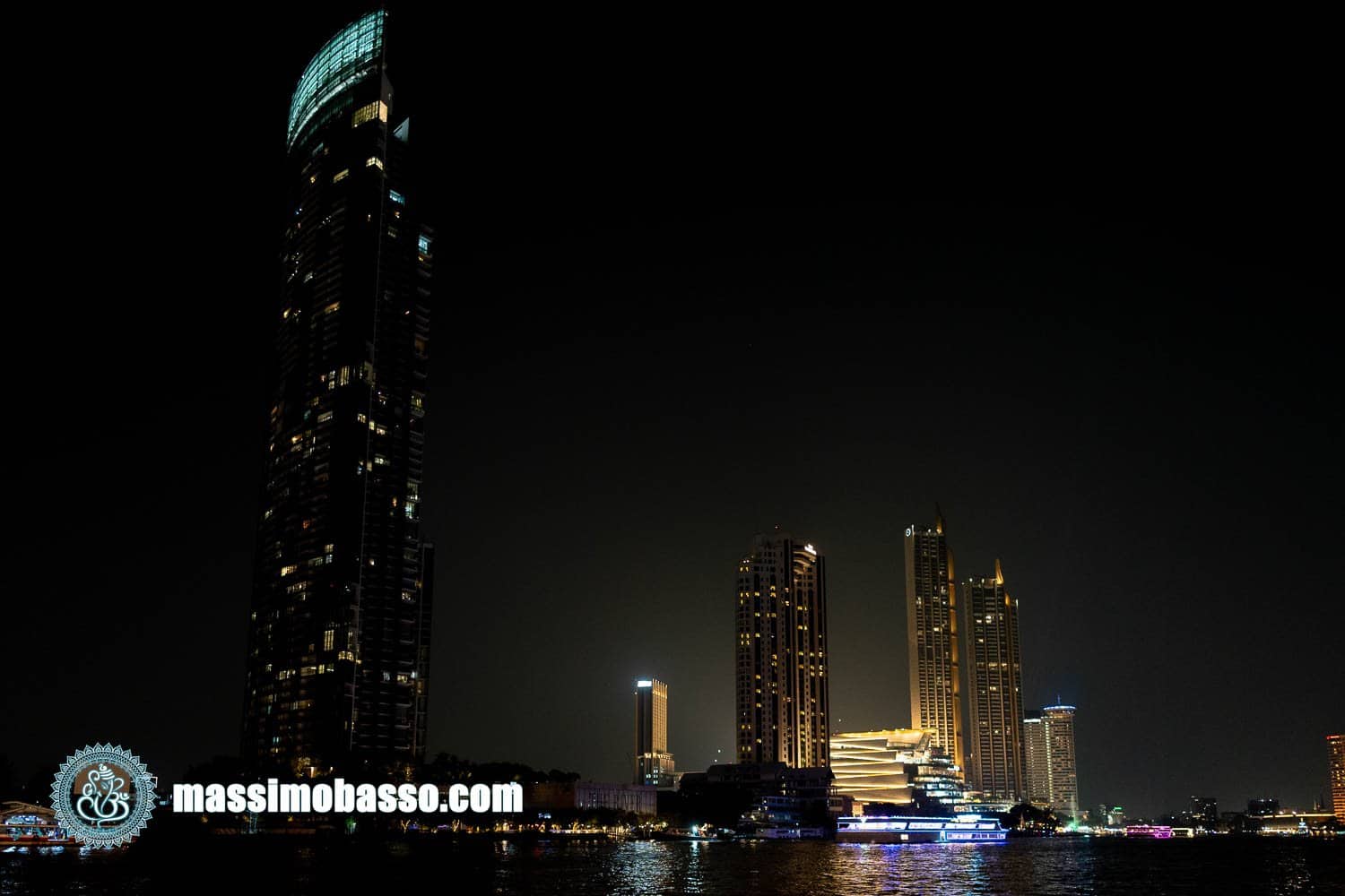 Navigare Sul Chao Phraya A Bangkok - Una Nave Che Offre Crociera Con Cena Passa Dinanzi Agli Alberghi Di Lusso Sul Fiume