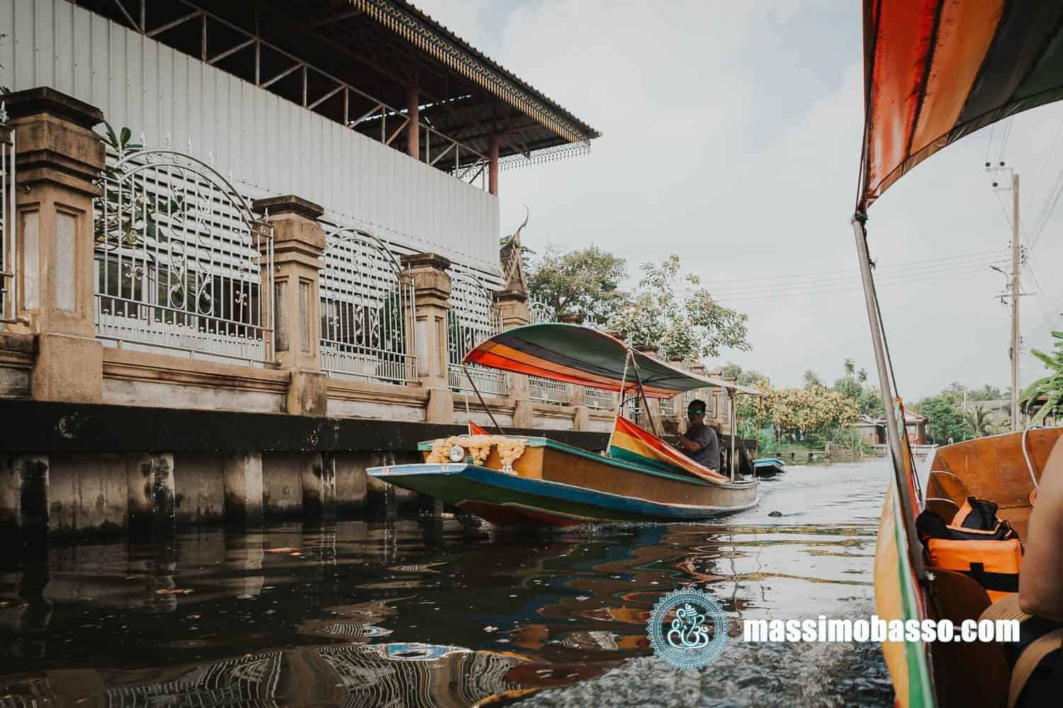Navigazione Sui Khlong A Bangkok Con Le Barche A Coda Lunga