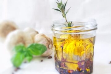 Une huile d'olive dans laquelle infuse de l'ail confit façon Ottolenghi. Magnifique, cette hile d'ail confit !