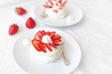 La pavlova individuelle aux fraises, juste pour toi et moi : un dessert aux fraises avec meringue et crème fouettée
