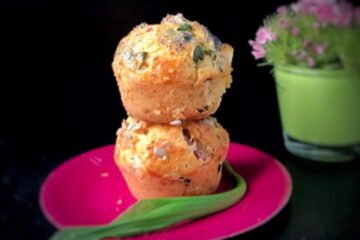 Muffins sales pesto feta poivrons rouges pour l'apéritif ou comme snacks
