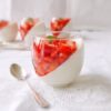 Panna cotta de yaourt fraises pour des desserts très fruités