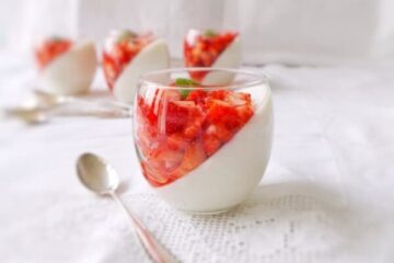 Panna cotta de yaourt fraises pour des desserts très fruités