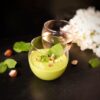 Soupe froide de petits pois menthe et noisettes grillees en verrine