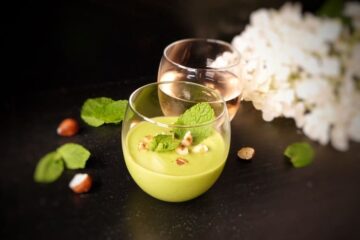 Verrine de soupe froide de petits pois, menthe et noisettes grillees