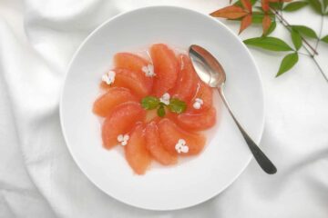 Salade de pamplemousse et verveine infusée servie à l'assiette