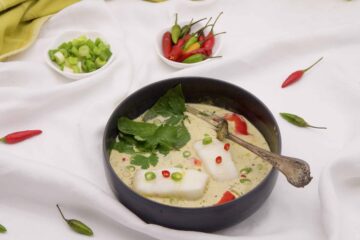 curry vert de cabillaud servi à l'assiette