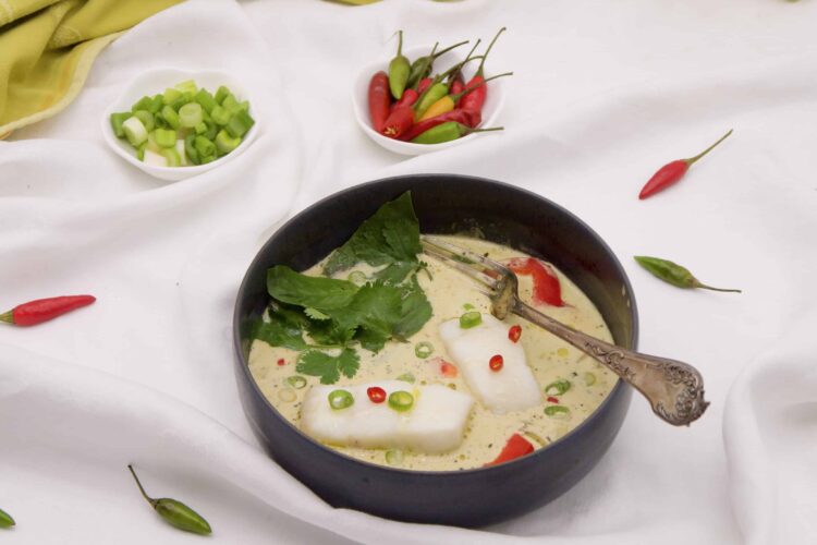 curry vert de cabillaud servi à l'assiette