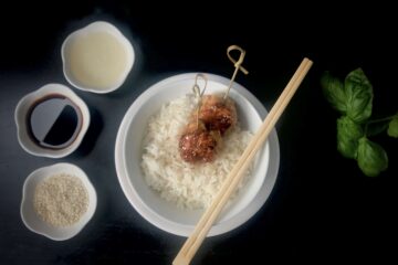 les tsukune, les boulettes de poulet japonaises, parfaites pour illustrer notre guide Asie et currys