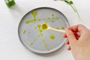 une huile de coriandre qui peut faire une très jolie présentation. Dans la catégorie des sauces et condiments maison