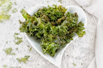 des chips de chou kale au four pour l'apéritif ou snacks
