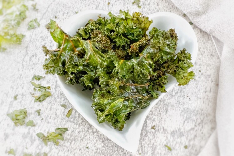 des chips de chou kale au four pour l'apéritif ou snacks