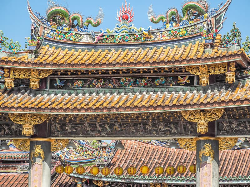 Large gate and roof of a large temple in Taipei