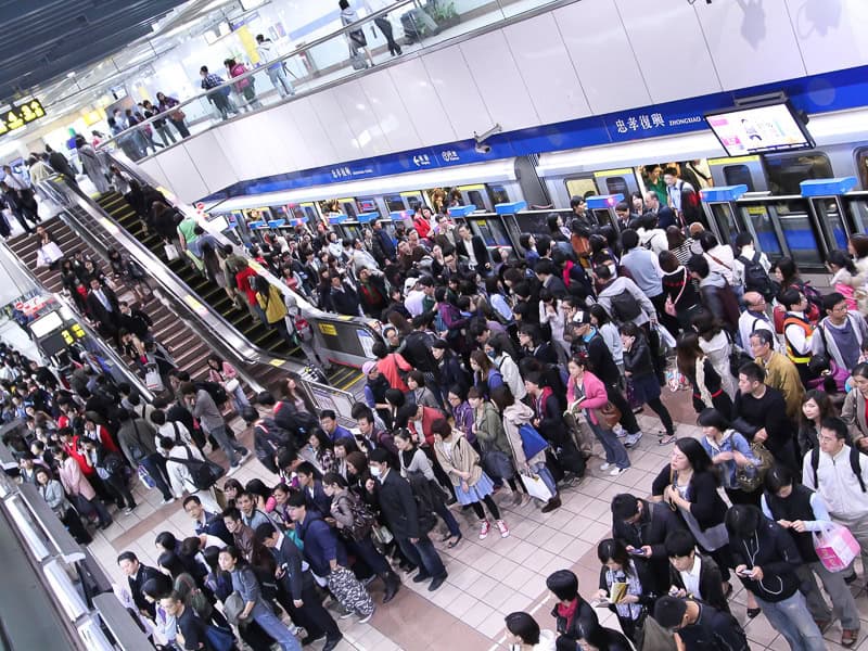 Long lines of taiwanese people waiting on the platform for the next MRT