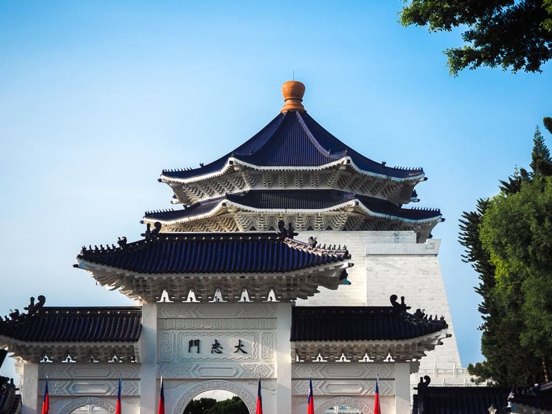 Top of Daxiao Gate, with the top of CKS Memorial Hall looming behind it