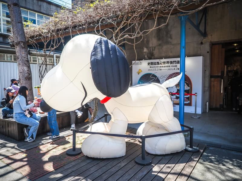 A large inflated Snoopy in front of a pop-up in Huashan 1914