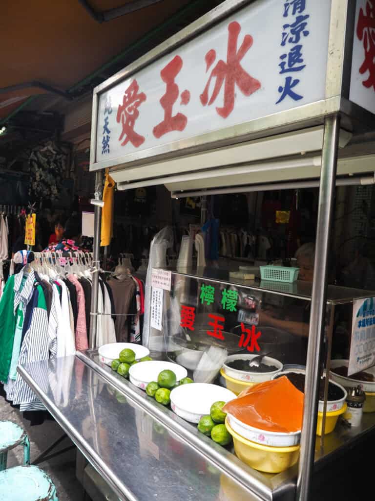 An iced aiyu stall on Sanmin Street with a clothing shop next to it