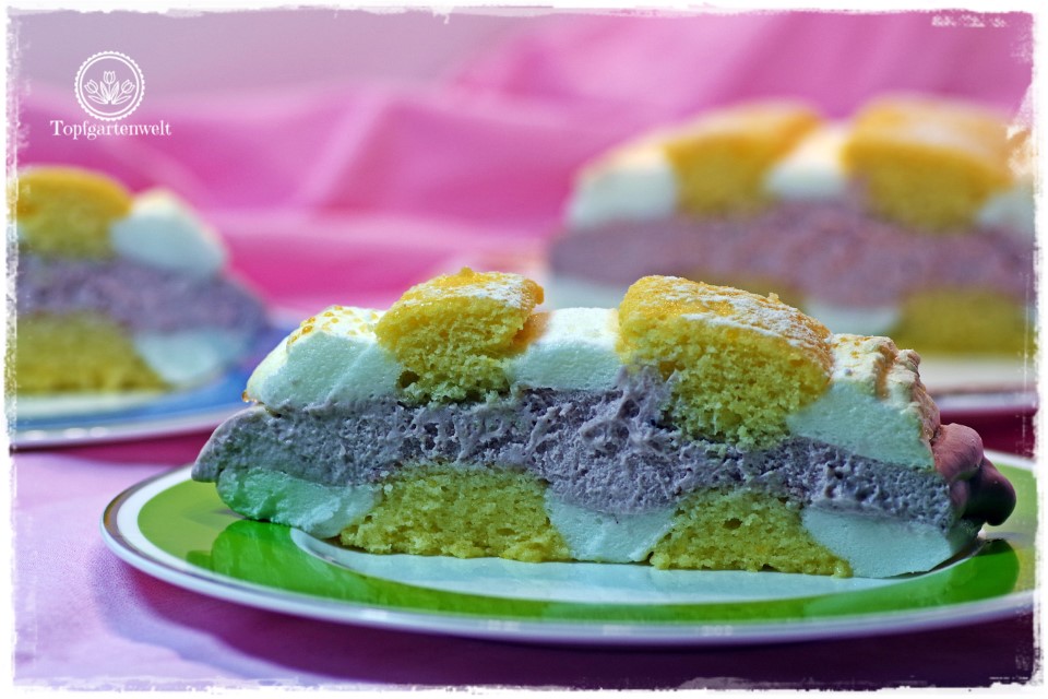 Eine Kardinalschnitte, die gelingt auf einem Dessertteller, welches auf einem rosaroten Tuch steht. - Foodblog Topfgartenwelt