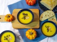 sehr cremige Kürbissuppe mit Mascarpone schwarzem Reis und Garnelen - Foodblog Topfgartenwelt
