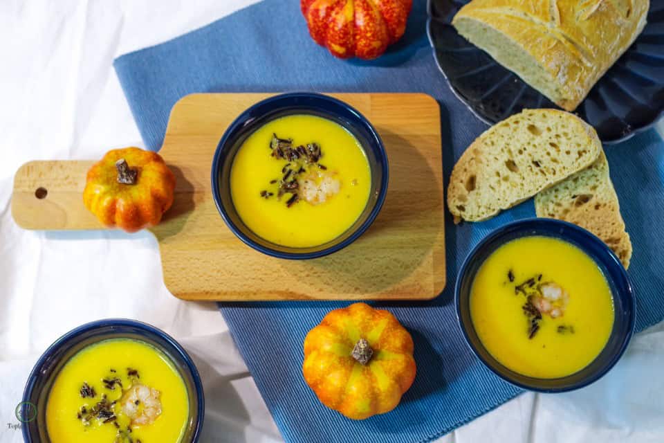 sehr cremige Kürbissuppe mit Mascarpone schwarzem Reis und Garnelen - Foodblog Topfgartenwelt