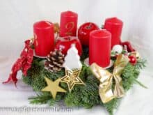 Adventkranz dekorieren mit Zapfen, goldenen Sternen, roten Kerzen und Schleifen - Gartenblog Topfgartenwelt