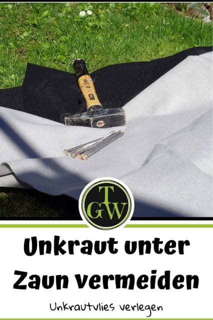 Unkraut im Garten, besonders unter dem Gartenzaun, kann ganz schön lästig sein. Mit Hilfe von Unkrautvlies lässt es sich zumindest zum Teil abdecken. Enthält Werbung. #unkrautvlies #unkraut #garten #topfgartenwelt