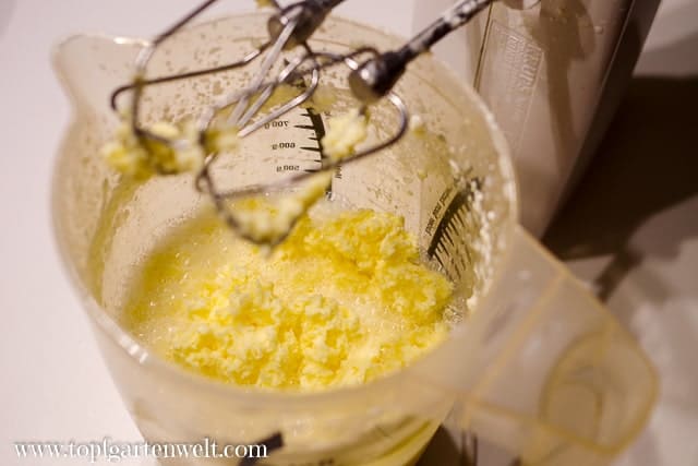 Butterflocken trennen sich von der Molke - laktosefreie Joghurtbutter - Foodblog Topfgartenwelt