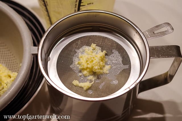 Butterflocken abseihen mit Hilfe eines Ölsiebs - Foodblog Topfgartenwelt