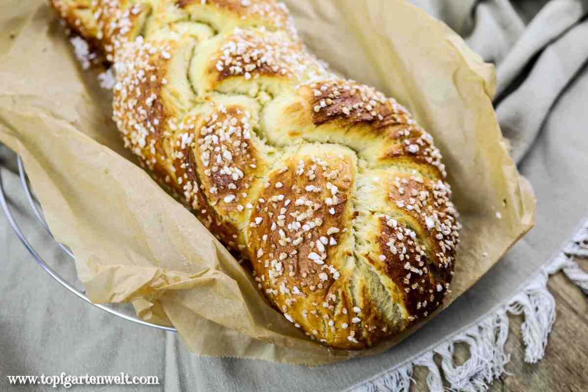 flaumiger Allerheiligenstriezel - Omas geflochtener Brioche-Zopf - Foodblog Topfgartenwelt