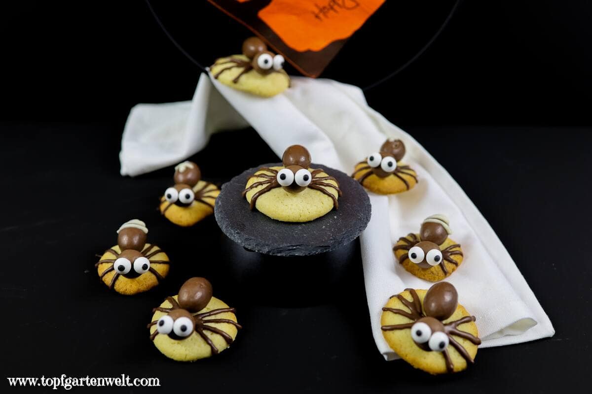Spinnenkekse - Spinnencookies mit Maltesers und Kinder Schokobons - Foodblog Topfgartenwelt