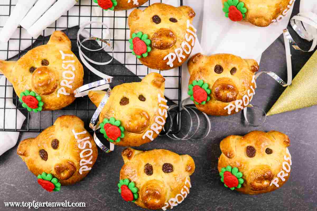 Glücksschweinchen backen aus Hefeteig - Foodblog Topfgartenwelt