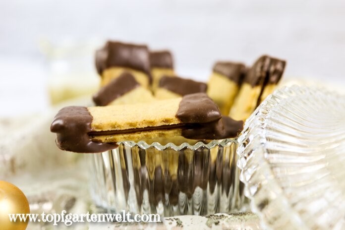 Diese Mandelstangerl mit Schokocreme wurden in einer Glasschale angerichtet. Sie warten darauf vernascht zu werden.