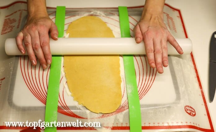 Spagatkrapfen mit Teigstäben ausrollen - Foodblog Topfgartenwelt
