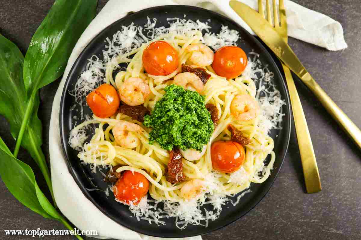Spaghetti mit Bärlauchpesto und Tomaten und Garnelen - Foodblog Topfgartenwelt