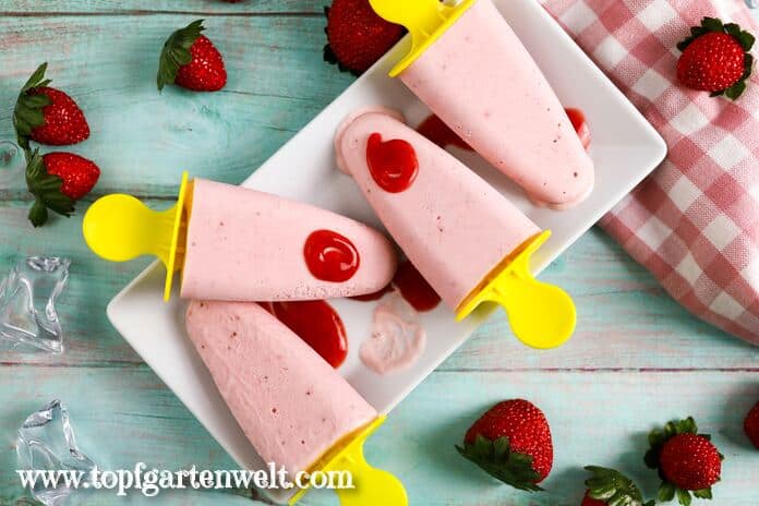 Cremiger Eislutscher mit Erdbeeren mit Joghurt und Sahne.